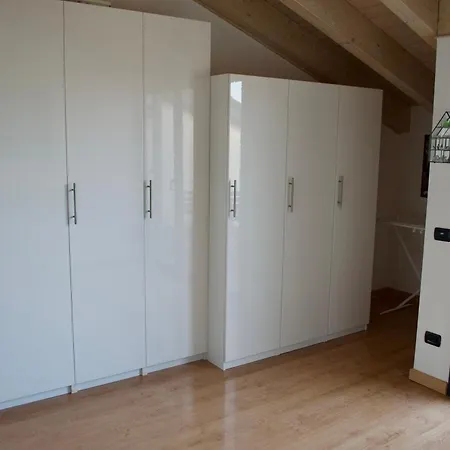 Stupenda Mansarda Con Balcone アパート *