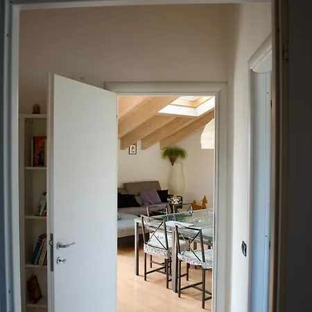 Stupenda Mansarda Con Balcone アパート コモ