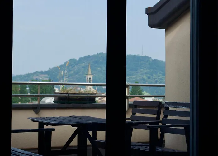 Stupenda Mansarda Con Balcone アパート *